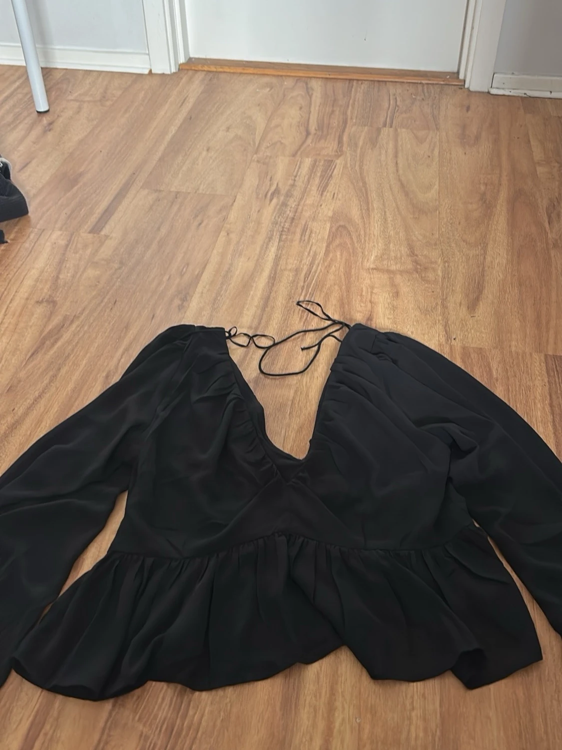 Svart blus som går att knyta i nacken 