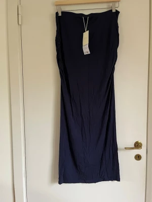 Långkjol Gina tricot  - Helt ny, den är stretchig, storlek L men passar även M💕