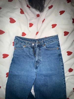 Blå raka jeans från Mango - Klassiska highwaist blå jeans från mango med rak passform och hög midja. Tillverkade i slitstark denim, perfekta för en avslappnad och tidlös stil. passar mig om e 145cm🖤🖤