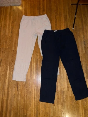 2 st linne byxor - 1 par blå linnebyxor och 1 par beiga linnebyxor. Båda i storlek 158 perfekt nu när våren och sommarn är på gång.