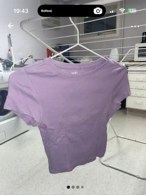 3 croptops lila grön blå - Säljer 3 stilrena t-shirts, en i ljuslila, en ljusblå o en grön. De har rund halsringning och korta ärmar, perfekta att matcha med jeans eller kjol. Materialet känns mjukt och bekvämt. Perfekt för en enkel och clean look. 1 för 25kr, 2 för 45kr, 3 för 60kr