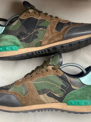 Valentino camo sneakers med mockadetaljer - Använda men i bra skick och kommer med alla tillbehören, se bild 4. Skriv gärna om du vill ha fler bilder eller har frågor. Pris kan diskuteras 🤝