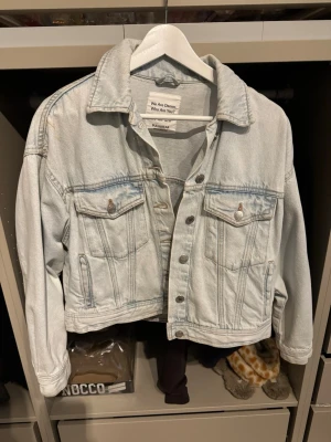 Ljusblå  jeansjacka - Jätte fin ljusblå jeansjacka från Pull&Bear, säljs då den är för liten