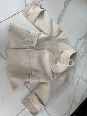 Valentino kappa - Selger denne super fine kort ermet kåpen fra Valentino i str xxs-s🤍Den er kjøpt på Vestiaire Collective og bare spørr om det er noe du lurer på🫶🏼