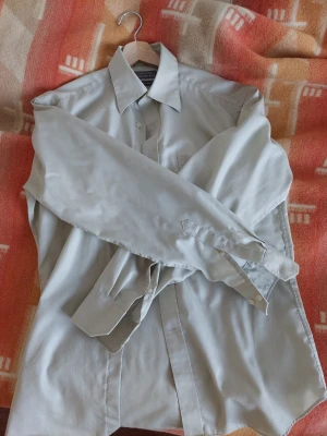 Beige skjorta från the shirt factory - Mjuk och skön beige skjorta från the shirt factory i 100% bomull. Passformen känns premium och nypris var norr om 1000kr. I nyskick, använd ett fåtal gånger.