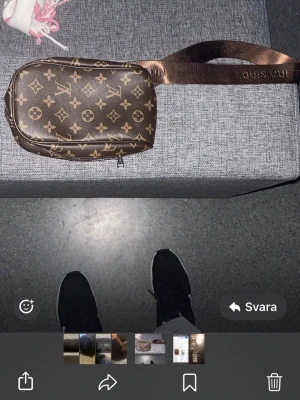 Louis Vuitton brun axelväska - Säljer en brun axelväska från Louis Vuitton med det klassiska monogrammönstret i beige. Väskan har en justerbar axelrem och dragkedja. Perfekt för dig som vill ha en stilren och lyxig accessoar till din outfit.