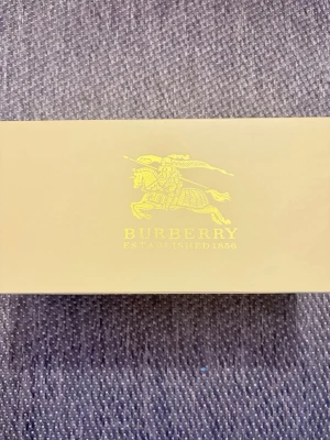 Burberry sandaler med rutigt band - Säljer ett par snygga sandaler från Burberry med det klassiska beige och svarta rutmönstret på bandet. Sulan är svart och sandalerna har en stilren och modern design. Perfekta för dig som vill ha en lyxig touch på din outfit.