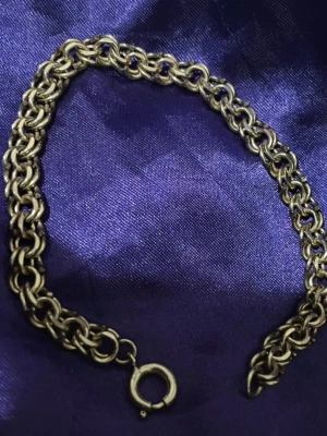 Snyggt Bismarck armband - Inte i äkta guld eller silver men otroligt vackert.