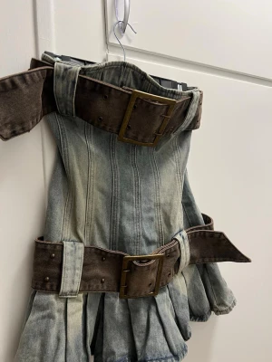 Jaded london - Miniklänning med snygga detaljer💙