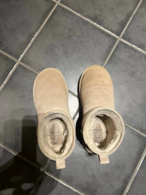Beige uggs - Liknar uggs. Använda men ändå fint skkcn