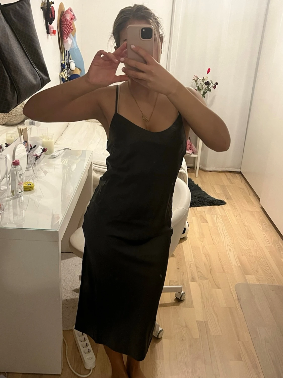 Grå satinklänning med slits - 1