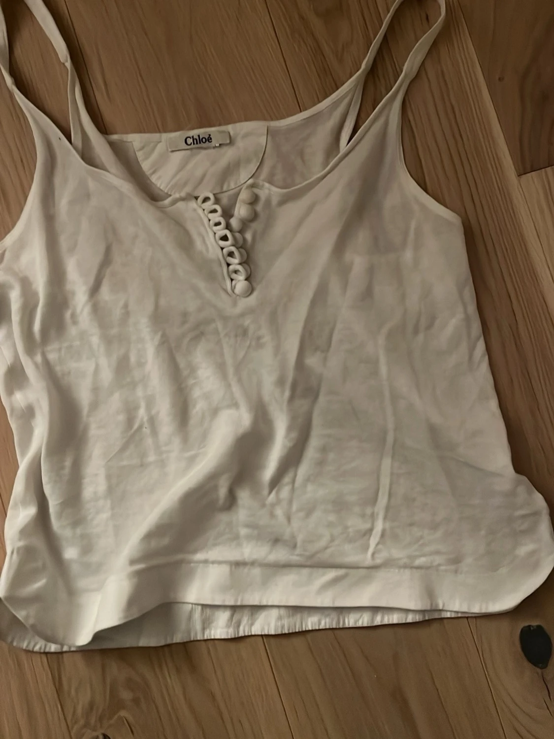 Vit linnetopp från Chloé med knappar