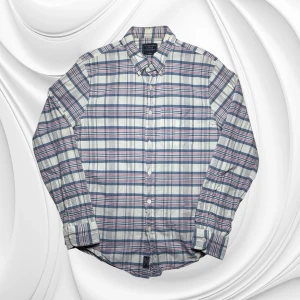 Abercrombie & fitch skjorta - herr strl L (slim fit) - Säljer en rutig Abercrombie & Fitch skjorta i storlek L med slim fit passform i färgerna vit, blå och röd.  👕 Märke: Abercrombie & Fitch 📏 Storlek: L 📌 Passform: Slim fit 🎨 Färg: Vit, blå och röd rutig 📐 Mått: 71 cm lång, 53 cm bred 📌 Skick: Mycket bra skick (se bilder)  💬 Hör av dig vid frågor 💰 Pris kan diskuteras vid snabb affär 📦 Skickas inom 24 timmar