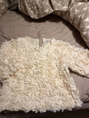 Krämvit blommig 3D-tröja - Säljer pga ingen användning 