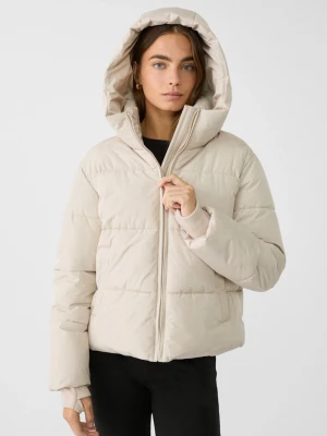 Beige Puffer Vinterjacka - Beige puff vinterjacka köpt från Zalando för 500kr. Jackan är mycket varm och skön, har även en stor luva, samt innerfickor och två sidofickor, högra sidofickan har dessvärre ett hål men det bidrar inte till några större problem. Bortsätt från det är jackan hel och fin 💗