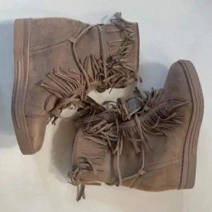 Fransskor med kilklack💗 - Säljer ett par beigea fransskor💗 Ser oanvända ut säljer pågrund av att dom inte kommit till användning💗.