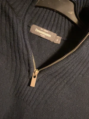 Mörkblå stickad tröja med dragkedja - Säljer en mörkblå stickad tröja från Dressmann med halvdragkedja och krage. Fina detaljer. Storlek S! kom privat för mer information!