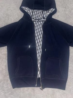 D hoodie  - Säljer en snygg hoodie från cd, aldrig använd. Snygg blå färg i ull.