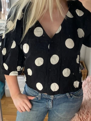 Prickig blus - Svart prickig blus 🤍 brukar ha M i toppar 