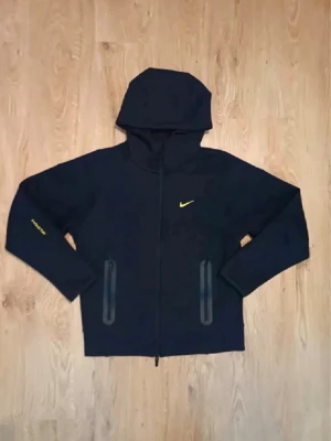 Nocta nike teech - Nocta nike teech i storlek L. Ny pris ligger ungefär för 3000 ungefär. Jag säljer min för 650. den är knappt använd,fick den som present. Istället för att slösa 3000 på tröjan, slösa 650 och få samma sak🤝🏻😁går att byta🤝