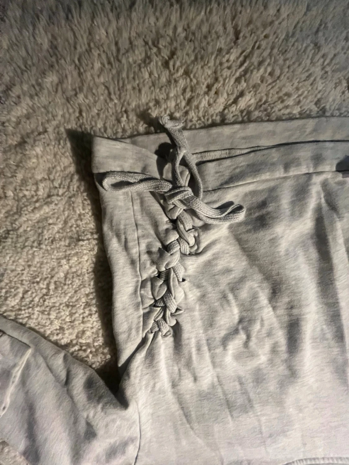 Grå sweatshirt med snörning i sidorna - 3