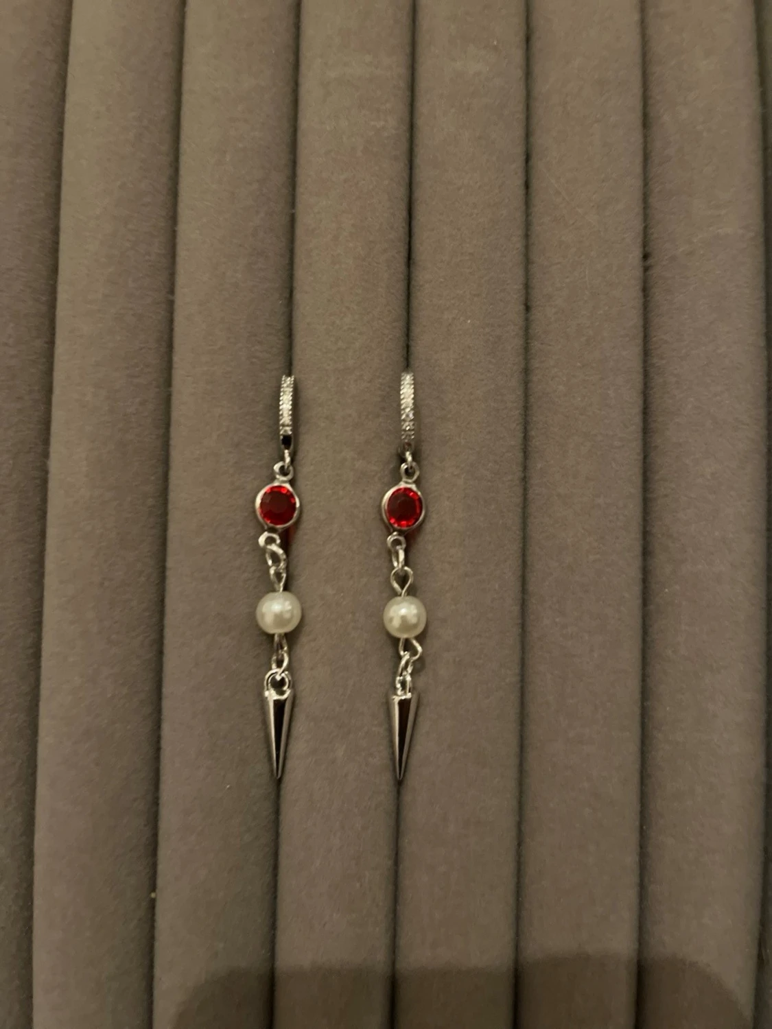Silvriga örhängen med pärlor och röd sten