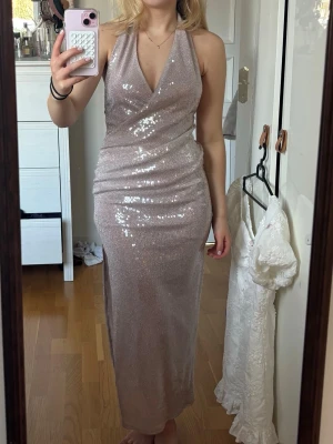 Glittrig champagnefärgad klänning  - Så fin glittrig klänning till bal eller fest! Jag är 165, skriv om ni har fler frågor🥰