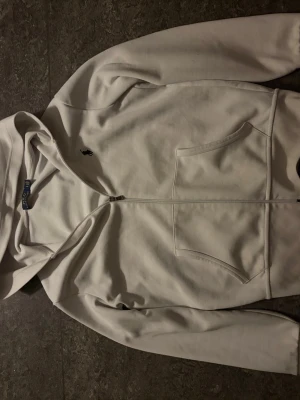 Polo Zip - Säljer en Polo zip tröja som inte riktigt använts, den kommer i färgen vit och passar till mycket, Pm för frågor och diskutioner.
