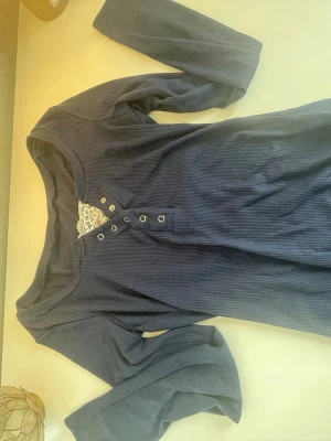 Mörkblå topp - Vet ej vart den är ifrån eftersom att lappen är avklippt.❤️Belver få sålt den här snabbt därav att den är så billig. Storlek XS/S.