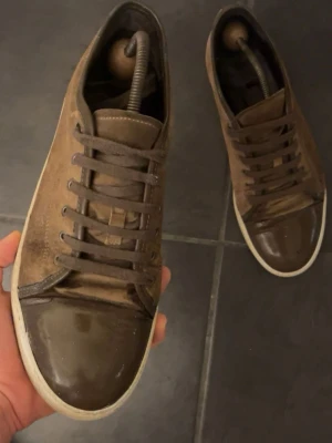 Lanvin Cap Toe - Lanvin Cap toe, UK10/EU 44. Okej lite slitage samt lite färg kvar från färgade sulor 