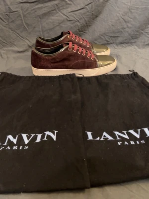 Lanvin skor - Säljer ett par lanvin skor. Skick: 9,4/10🧮  Inkluderat: en dustbag ingår!♦️  Pris: 2199kr 🎗️  Storlek: 43♣️