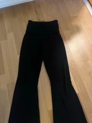 Svarta stickade byxor som man viker ner  - Fina byxor , lite stretchiga 🖤 perfekt för lite kallare väder 