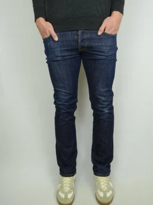 Nudie Average Joe Jeans  - NUDIE JEANS Storlek : 31/32 Modell : Average Joe Mått : A = 40CM - B = 105CM Användning : Jeansen är i ett väldigt fint skick utan defekter Nypris : Cirka 1800SEK Modellen på bilden : 182CM och väger 77KG