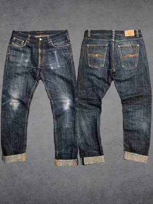 Nudie jeans selvedge japan selvage - Säljer mina extremt sällsynta Nudie Dry Hemp Selvedge från den numrerade Indigo Bloodline- kollektionen. Detta är par 152 av endast 178 i hela världen, en av Nudies mest begränsade utgåvor någonsin (släpptes till 15-årsjubileet 2016). Storlek: 34/34 Modell: Lean Dean Jag är 180 cm /73 kg (brukar ha 32/32) och bär dem 'baggy' med bälte och uppvik för att visa selvedge-kanten. Helt annan nivå än Nudies vanliga limited editions som ofta görs i tusentals ex. Observera att ett hål lagats på ena benet