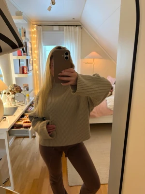 Beige ribbstickad oversized tröja - Snygg beige ribbstickad tröja med krage💞