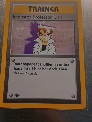 Impostor Professor Oak - Säljer ett original Pokémon Trainerkort 'Impostor Professor Oak' från 1995. Kortet har gul ram, klassisk design och är tillverkat i laminerad papp. Perfekt för samlare eller till dig som vill utöka din spelkortssamling.