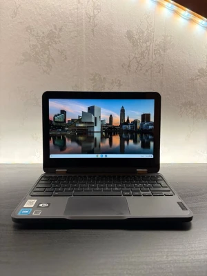 Lenovo 500e Chromebook GEN 3 - Batterihälsa 100% - Smart 360°-design gör att du enkelt växlar mellan laptop och surfplatta. Större skärm ger bra överblick och smidig användning. Chrome OS är snabbt, stabilt och startar på sekunder. Nyare modell 2023 med uppgraderad prestanda. Mycket fint skick, återställd och fullt fungerande. Mindre ytliga repor finns men påverkar inte funktionen. ✔ Mycket gott skick ✔ 100 % batterihälsa ✔ 48 laddcykler ✔ Laddare ingår Kan skickas eller hämtas. Hör av dig vid intresse! 🌟