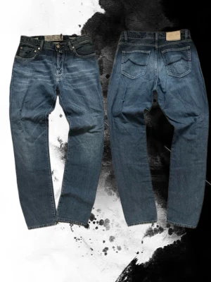 Jacob Cohen 610 - Schyssta JC jeans som är slimfit. Dessa jeans har inga defekter och är väldigt passande till dig som vill ha en stilig outfit        Mått:                                                                    Innerlår längd 75cm                                      Totala Längden 105cm.                                    Ben öppning  16cm