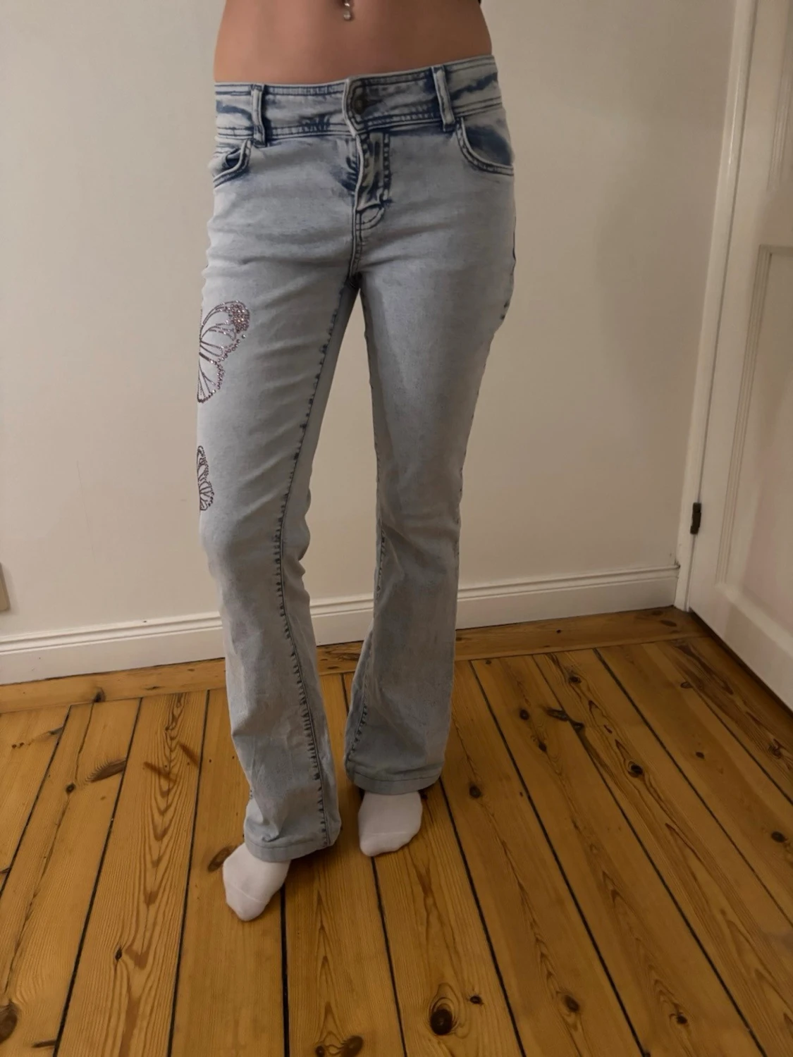 Ljusblå jeans med fjärilsbrodyr