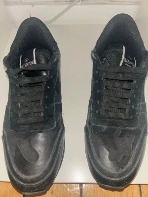 Rockrunner 39 - Valentino rockrunner i storlek 38. Passar 39                                Skorna är köpta från vinted och är ca 1år gammla men dem har fortfarande mycket att ge🔥.               Skorna är i bra skick förutom ett jättlitet hål som är lagat kolla på sista bilden. Men det är inget som märks när man har på sig skorna.                    Nypris 8500kr på Valentinos hemsida.                Mitt pris  1199. Pris kan diskuteras vid snabb affär. Fraktar snabbt🚛📦💨 Checka gärna profilen..