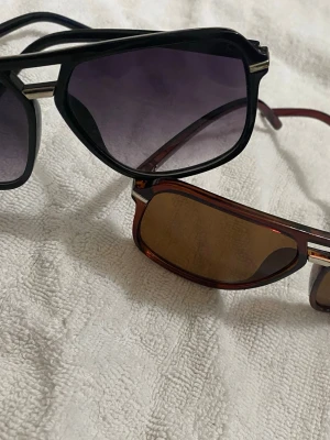 Feta solglasögon liknar rayban boyfriend - Finns i både lila och brun, kom privat för fler frågor eller bilder 💪🏼