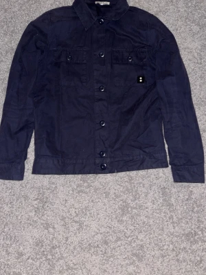 Mörkblå overshirt - Mörkblå obershirt i ganska tunt material och ganska liten i storleken