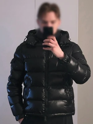 Svart maya - Säljer min svarta Maya. Perfekt för kalla vinterdagar och är i riktigt gott skick. Lite för stor för mig och kommer uppskattas mer hos någon annan. Jag har bara haft den denna vinter och varit noggrann med användningen så basically ny.