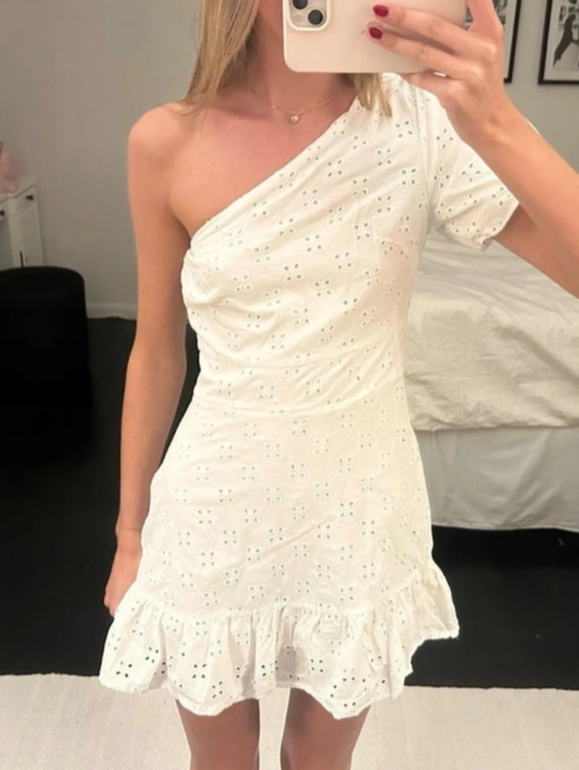 Vit oneshoulder klänning med volang