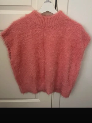 Rosa stickad tröja - Rosa stickad tröja/väst från Gina Tricot. Använd endast en gång. Storlek XS.