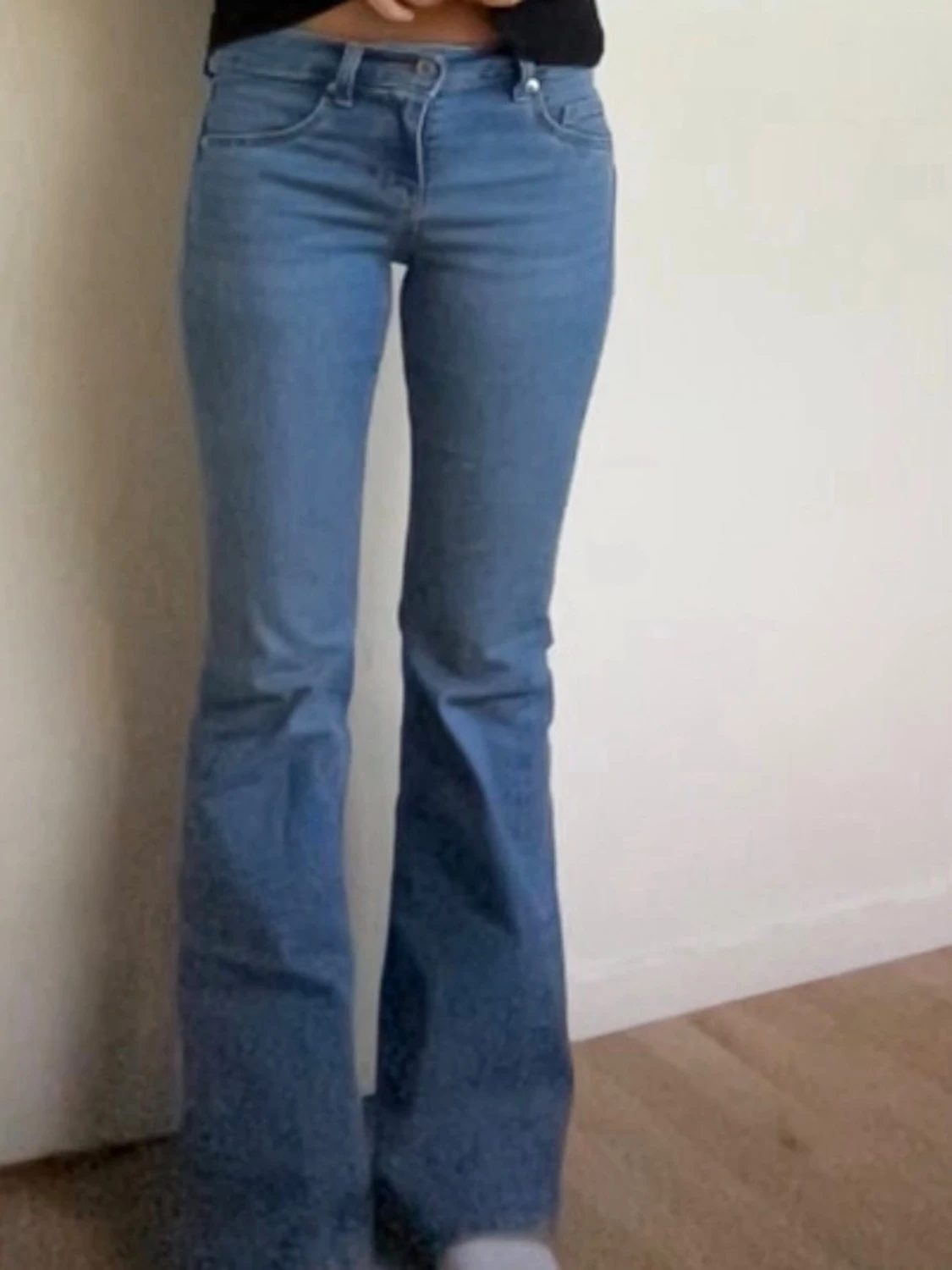 Blå bootcut jeans med låg midja - 1