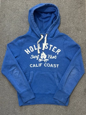 Vintage Hollister Hoodie - Säljer denna as snygga Hollister Hoodien | Mycket bra skick | Storlek S | Längd ≈ 64cm, Bredd armhåla-armhåla ≈ 54cm | Modell 175cm, 68kg | Hör av vid funderingar! 