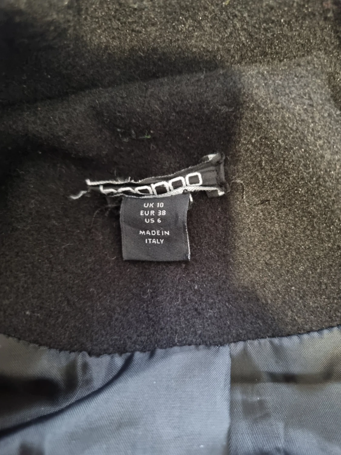 Svart kappa med knytskärp från boohoo  - 5