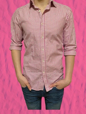 Stenströms skjorta rutig i rött/rosa och vitt 38/15 - Snygg rutig Stenströms skjorta i rött/rosa och vitt med långa ärmar och knappar framtill. Perfekt för en stilren look. Skjortan har en normal passform och är tillverkad i ett bekvämt material.  Storlek 38/15