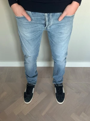 Dondup George jeans - Tja säljer nu dessa riktigt snygga Dondup jeansen i storlek 32 där nypriset är cirka 4000kr och modellen är George, skick 9/10 vid minsta lilla fundering så är det bara att höra av sig!  Mvh Santén